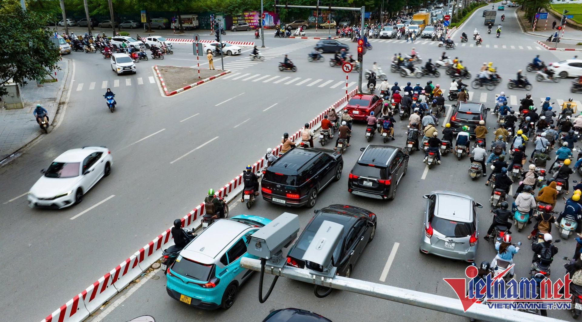 Camera giám sát giao thông tại nút giao ở Việt Nam, ghi nhận hình ảnh xe cộ qua lại